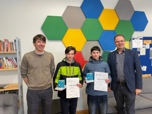 von rechts: Jörg Rudolf (Schulleiter), Rawan Alomar, Raphael Gail, Manuel Stanislowski (Lehrkraft)
